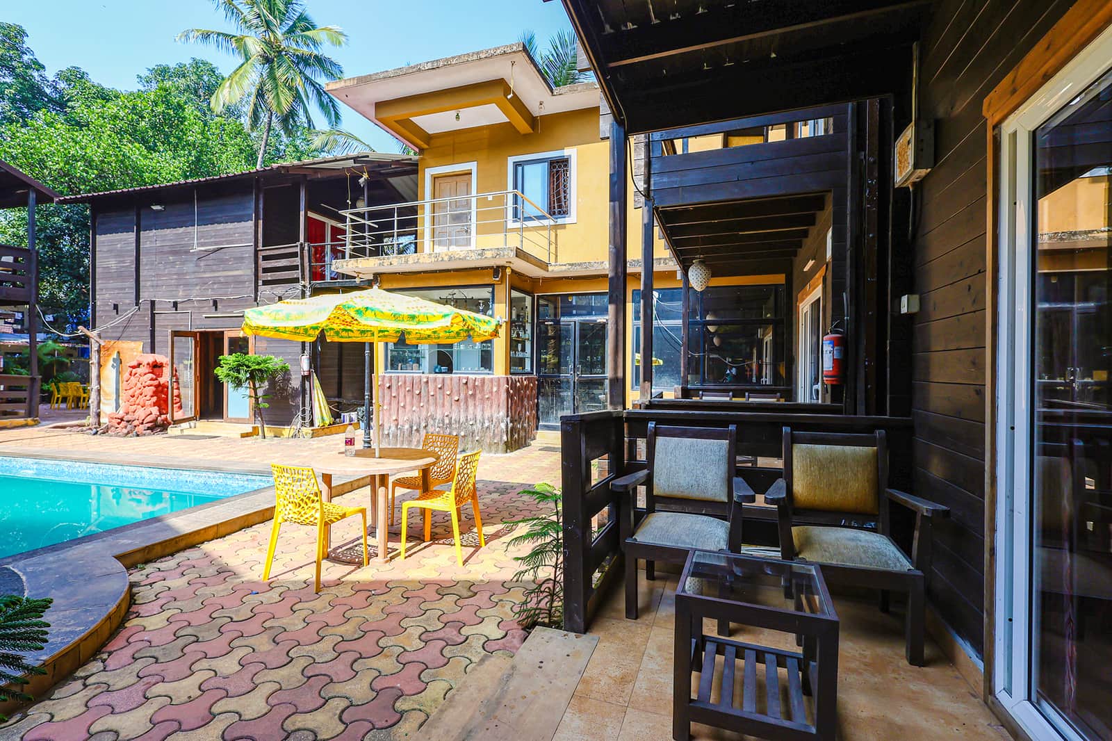 Pool, jacuzzi and sundeck